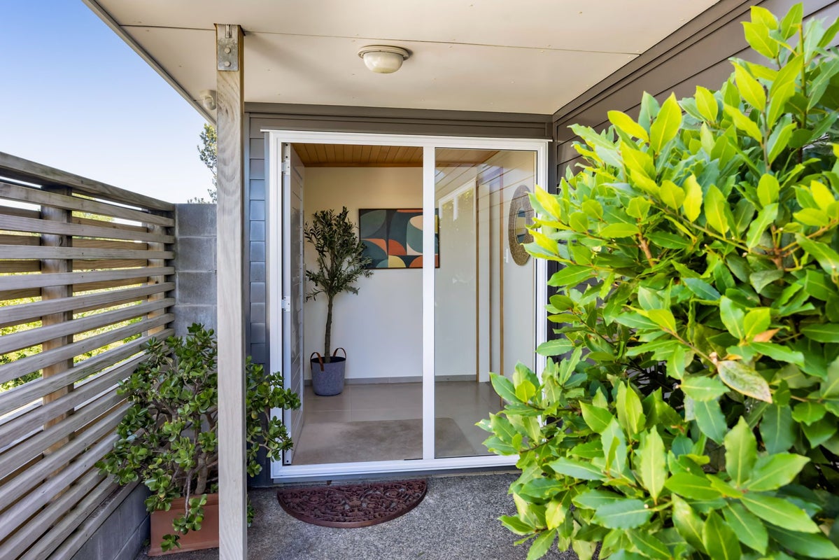11 Margaret Place, Merrilands, New Plymouth - Carousel 2