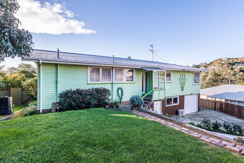 42 Mark Avenue, Paparangi, Wellington - Carousel 1