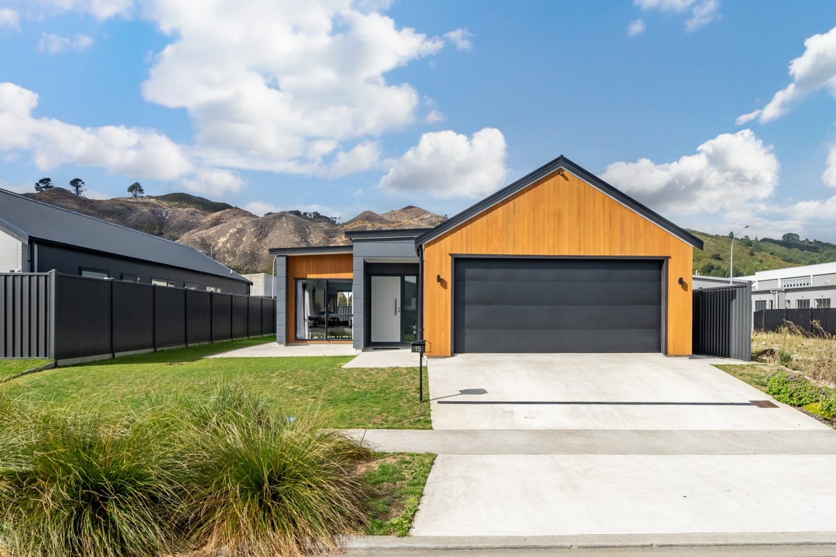 15 Cynisca Crescent, Wallaceville, Upper Hutt - Carousel 2