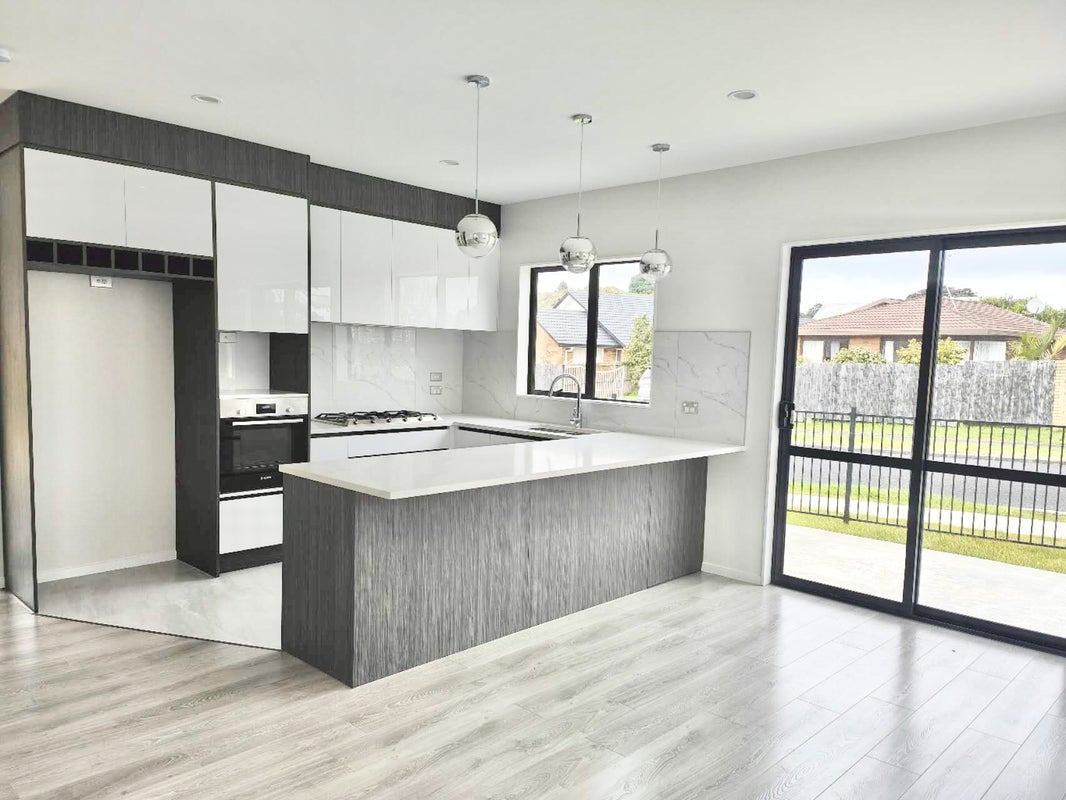 2 Britannia Place, Half Moon Bay, Auckland - Carousel 1