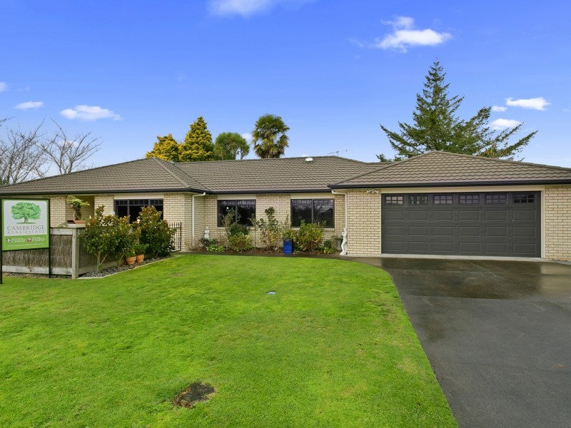 8 Rowling Place, Leamington, Cambridge - Carousel 1