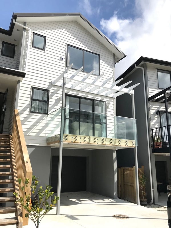 9 Peony Mews, Oteha, Auckland - Carousel 1