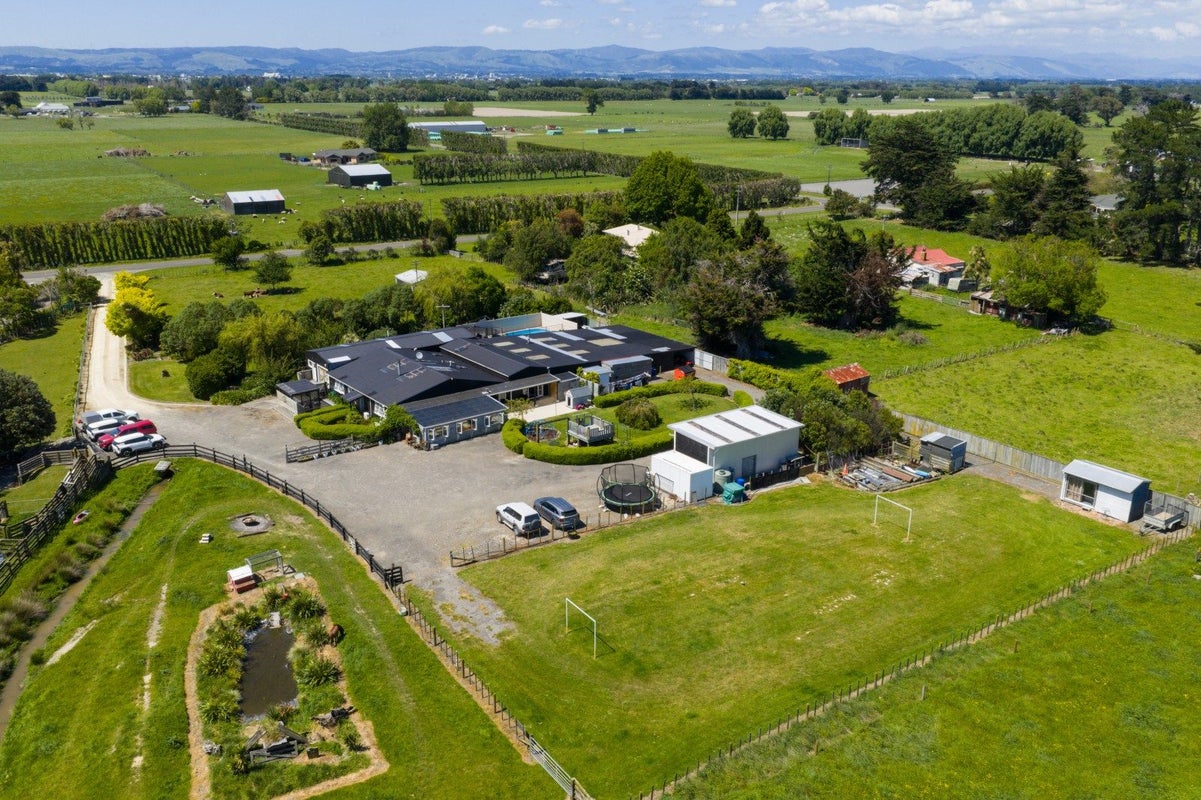 359 Newbury Line, Bunnythorpe, Palmerston North - Carousel 1
