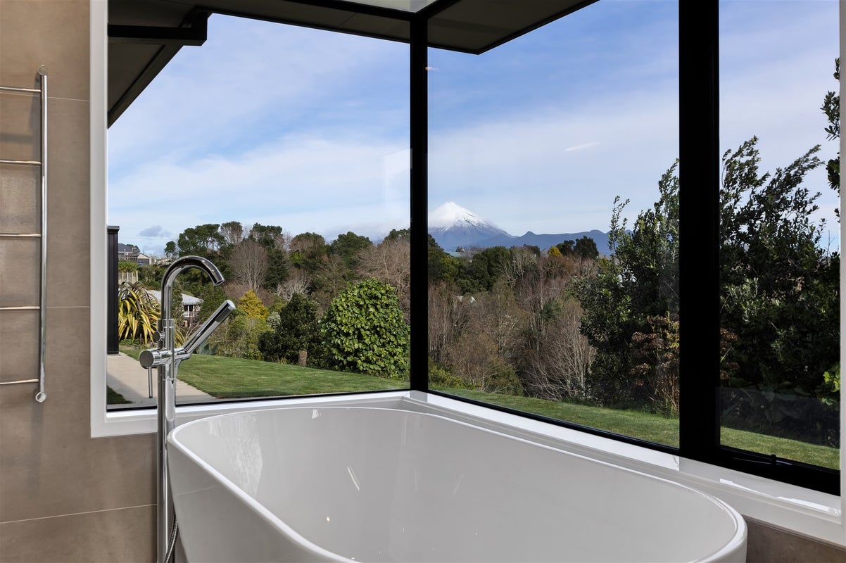 8 Greenridge Lane, Merrilands, New Plymouth - Carousel 1