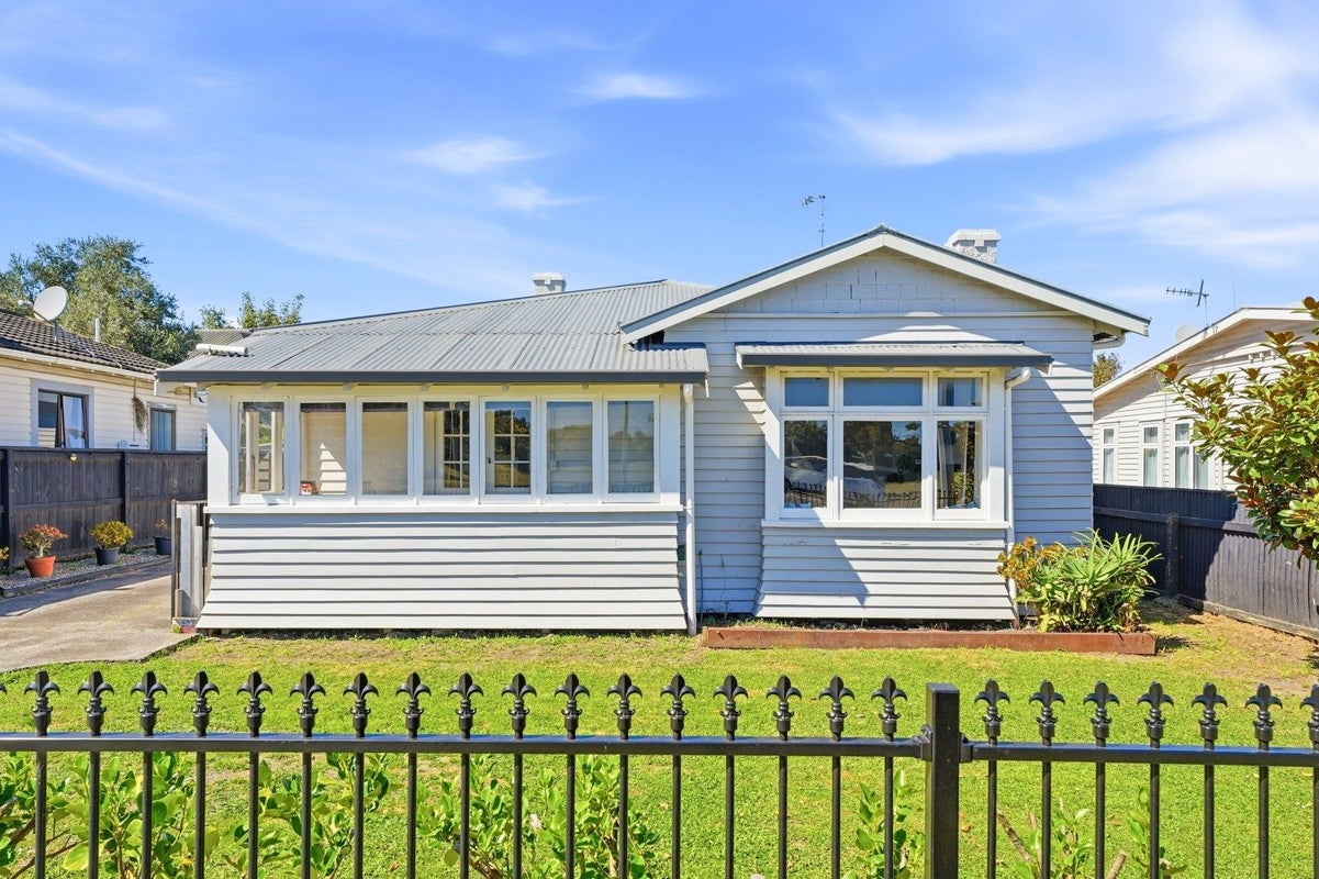 520 Tremaine Avenue, Takaro, Palmerston North - Carousel 1