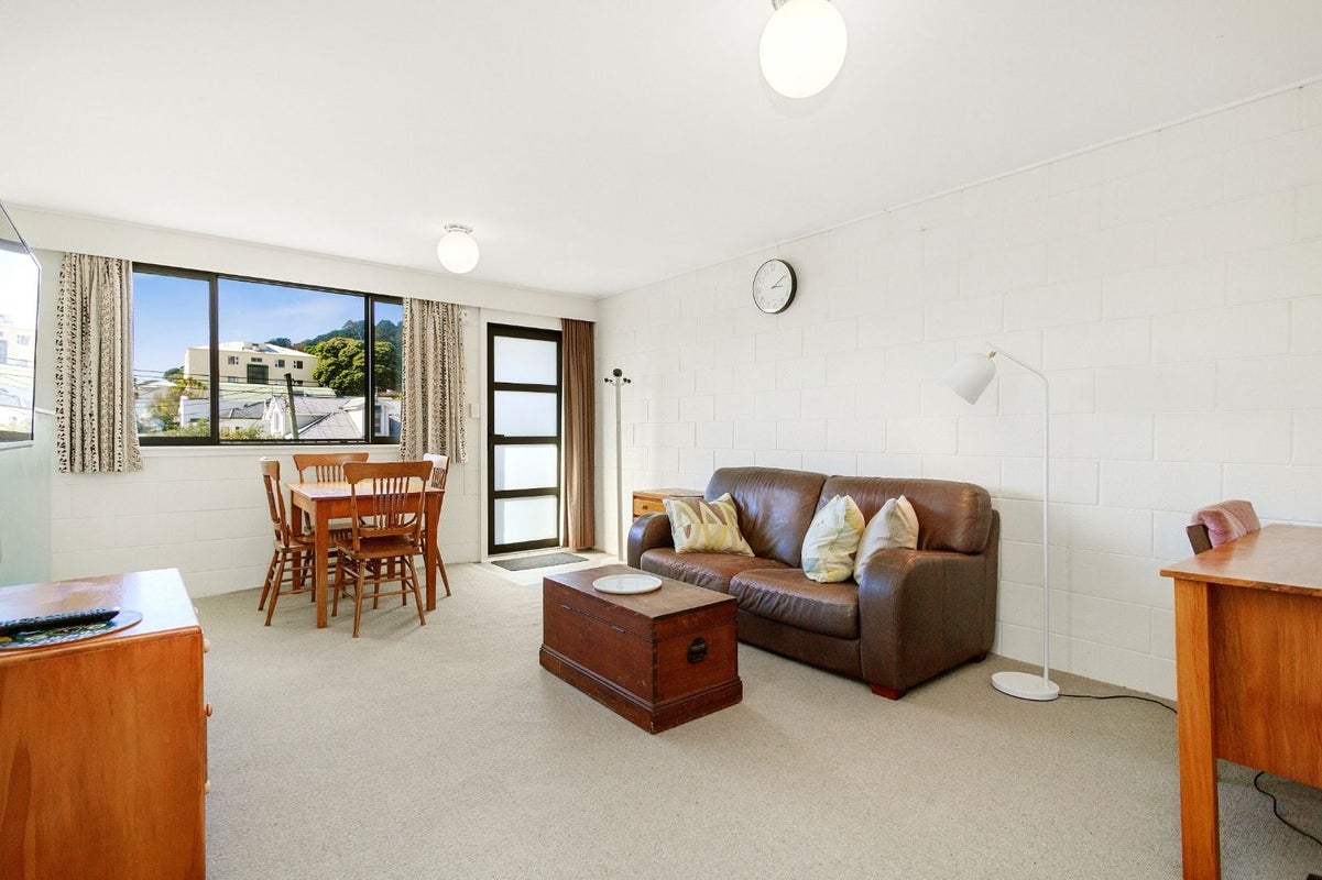7/4 Derby Street, Mount Victoria, Wellington - Carousel 1
