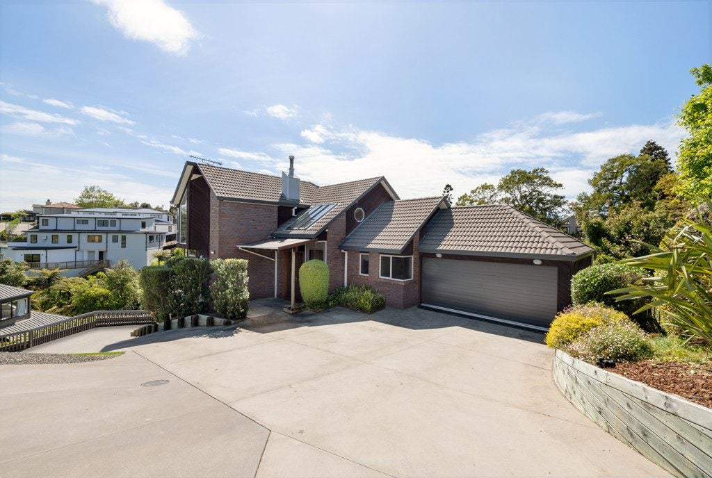 47 Charles Dickens Drive, Mellons Bay, Auckland - Carousel 1
