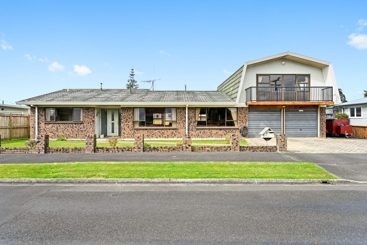 14 Colstone Street, Glenview, Hamilton - Carousel 2