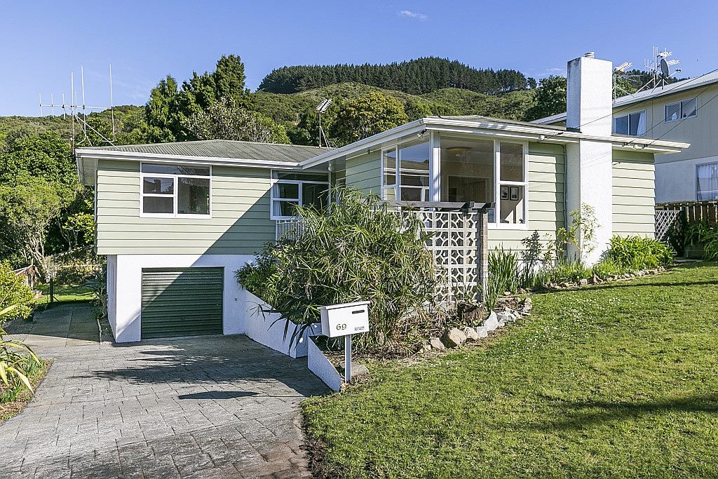 69 Larsen Crescent, Tawa, Wellington - Carousel 1