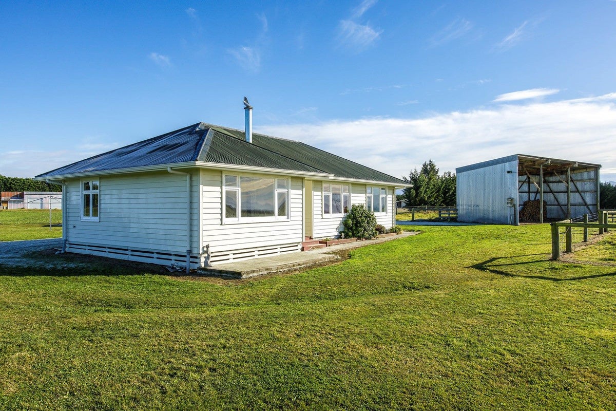 547 Medbury Road, Medbury, Hawarden - Carousel 1