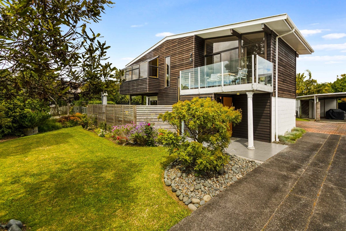 31 Rewarewa Road, Te Atatu Peninsula, Auckland - Carousel 1