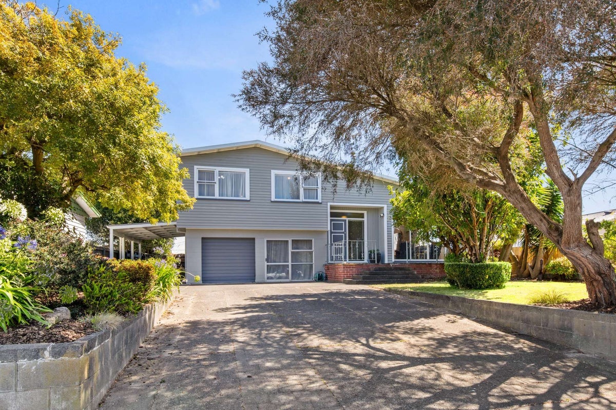 10 Leslie Avenue, Cloverlea, Palmerston North - Carousel 1