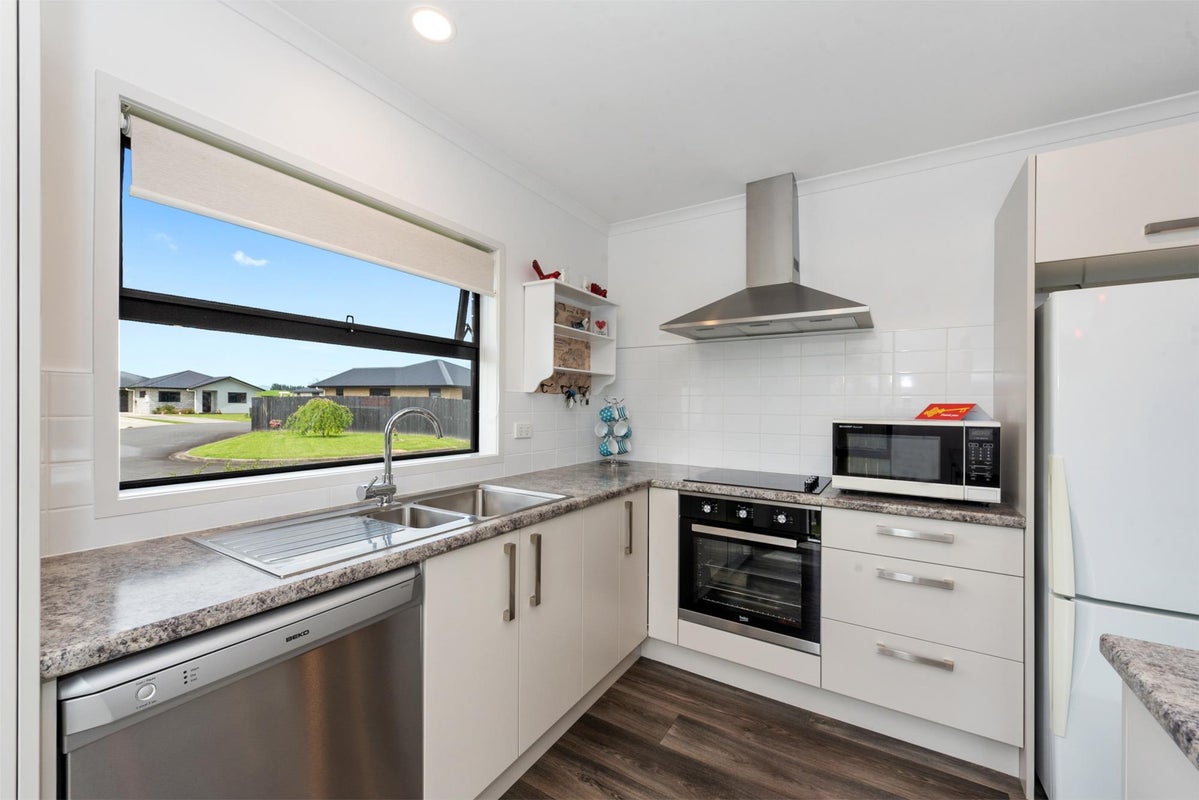 4/11 Errol Close, Burbush, Hamilton - Carousel 2
