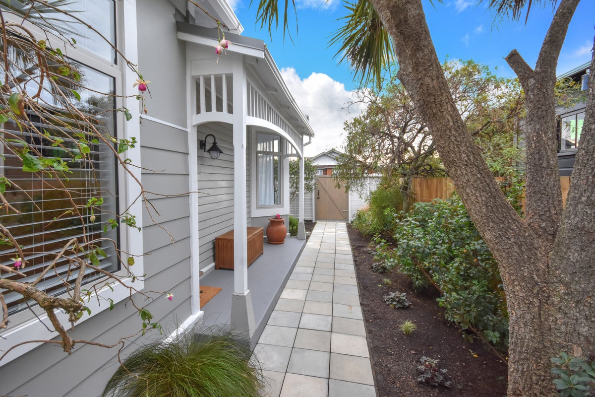110 Hargest Crescent, Saint Clair, Dunedin - Carousel 2