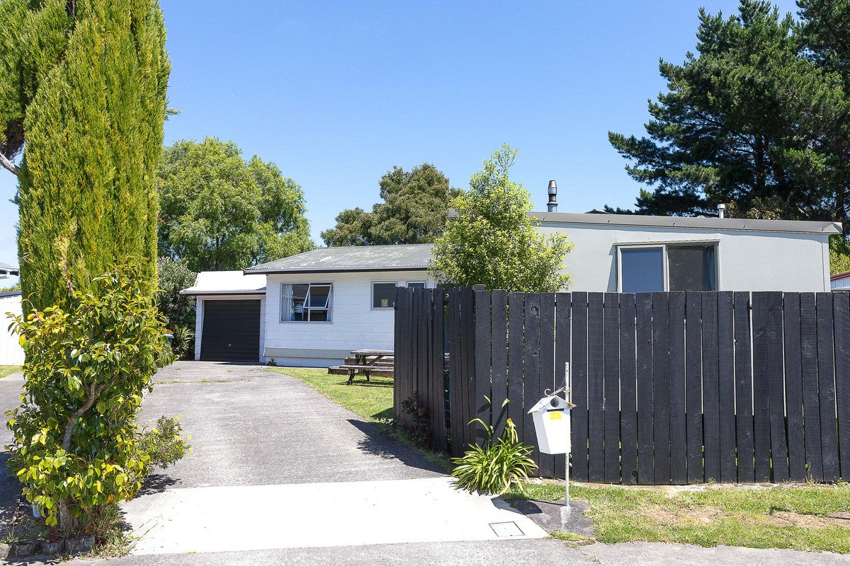 13 Gaff Place, Whitby, Porirua - Carousel 1