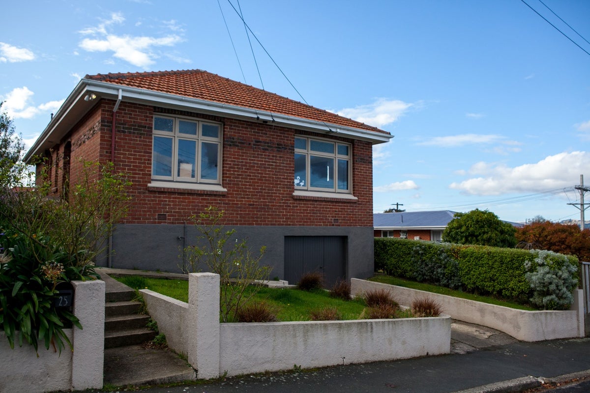 25 Forbes Street, Balaclava, Dunedin - Carousel 1