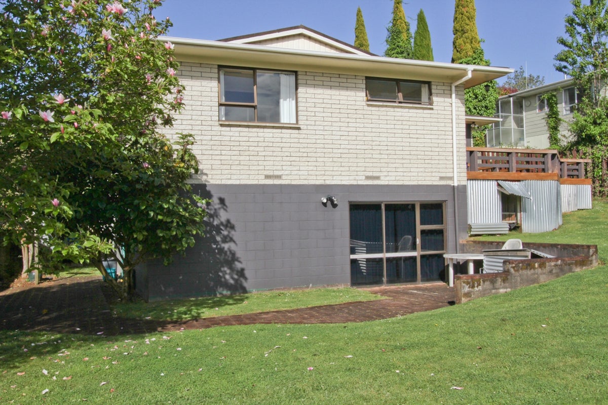 11 Exeter Street, Glenview, Hamilton - Carousel 15