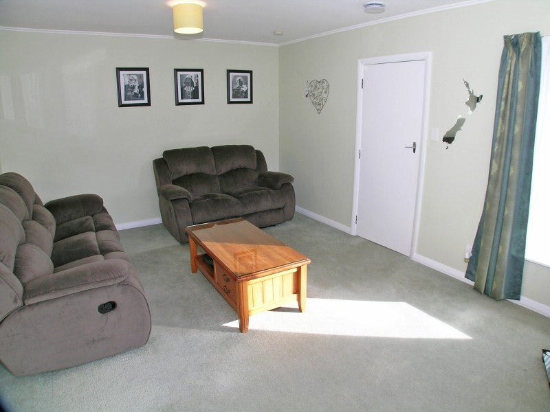 47 Kiwi Crescent, Tawa, Wellington - Carousel 2
