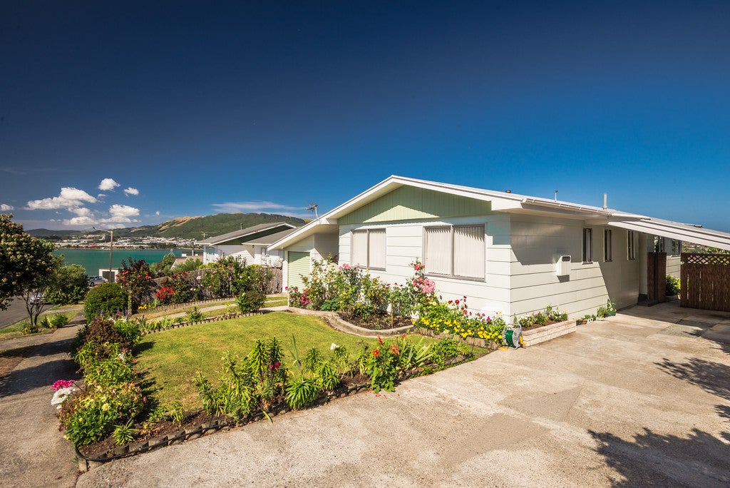 10 Brian Place, Titahi Bay, Porirua - Carousel 1
