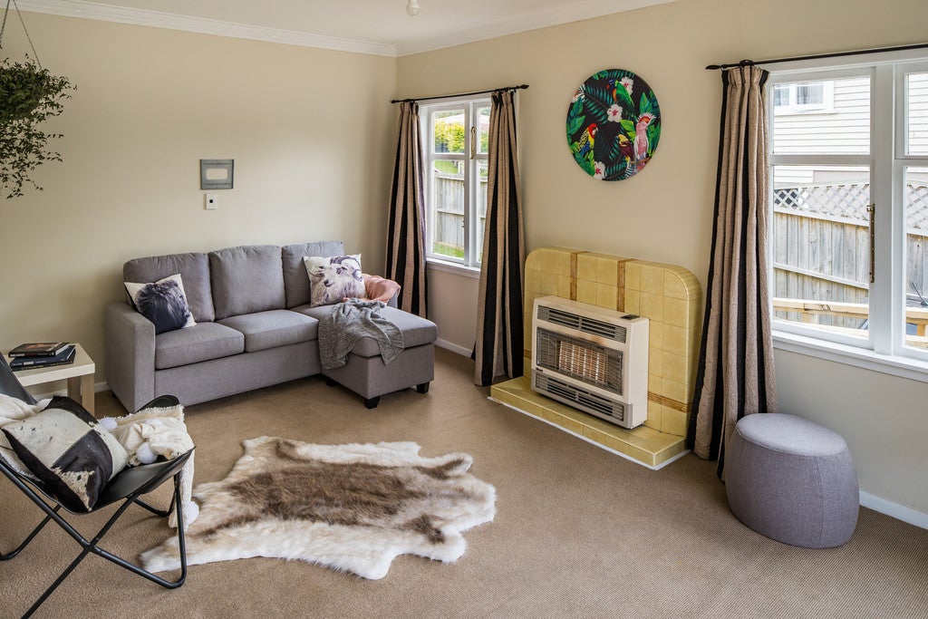21 Raroa Terrace, Tawa, Wellington - Carousel 2