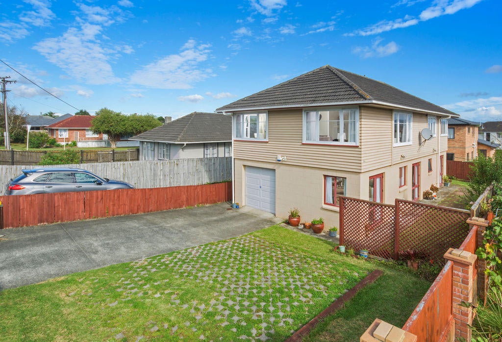 14 Strid Road, Te Atatu South, Auckland - Carousel 1