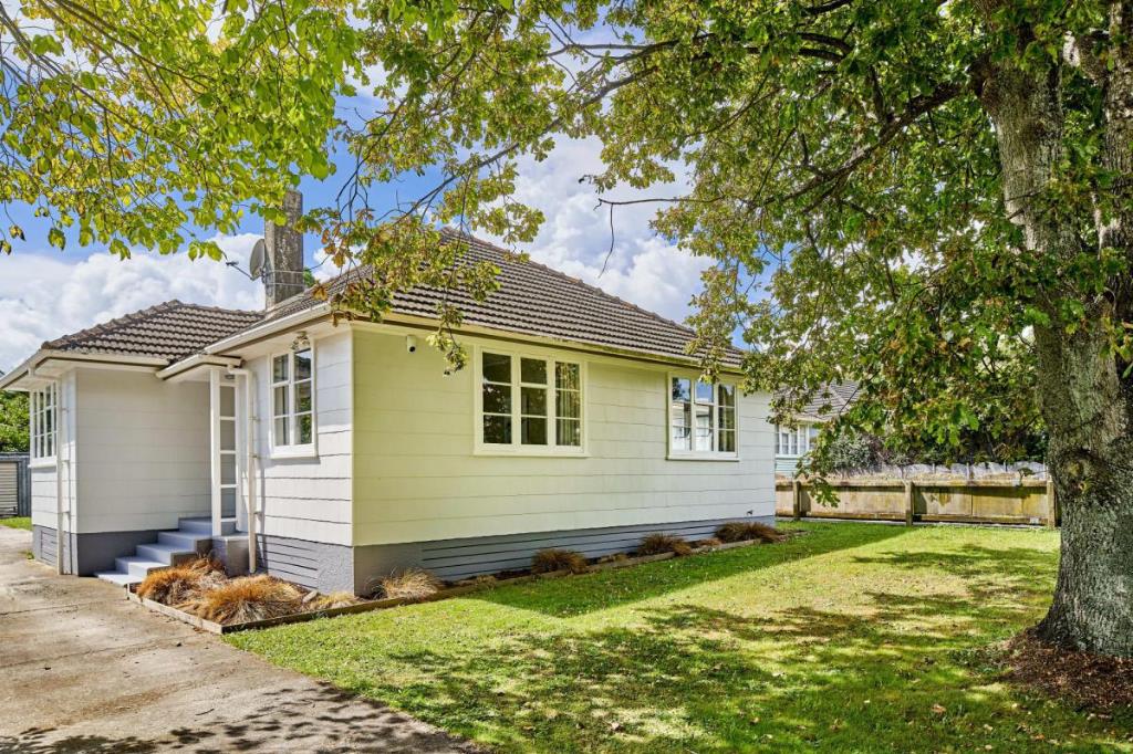 31 Mungavin Avenue, Ranui, Porirua - Carousel 1