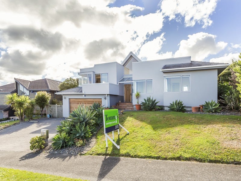 8 Dornoch Place, Papakowhai, Porirua - Carousel 1