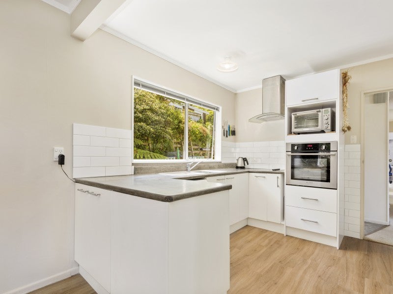 37 Manor Drive, Stokes Valley, Lower Hutt - Carousel 2