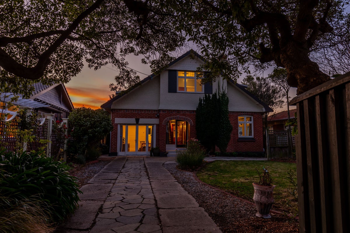24 Bedford Street, Saint Clair, Dunedin - Carousel 1