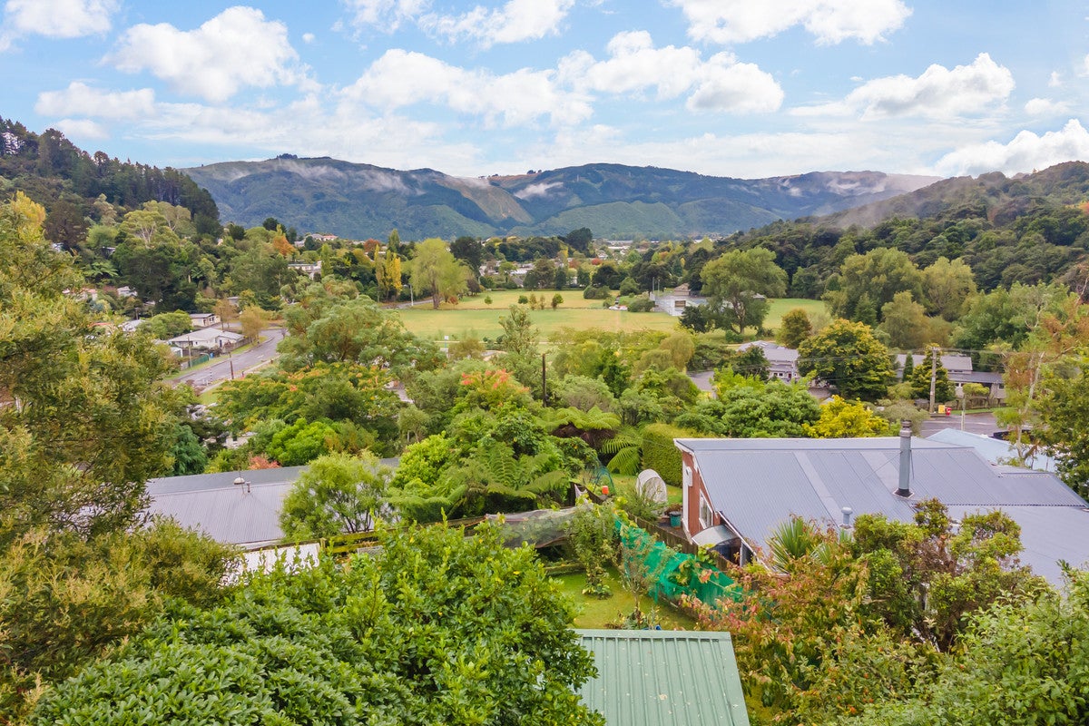 4 Forest Road, Pinehaven, Upper Hutt - Carousel 1