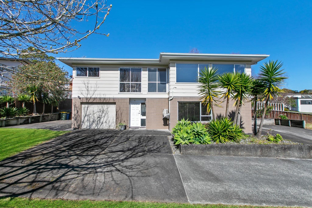 16 Glenroy Place, Green Bay, Auckland - Carousel 1