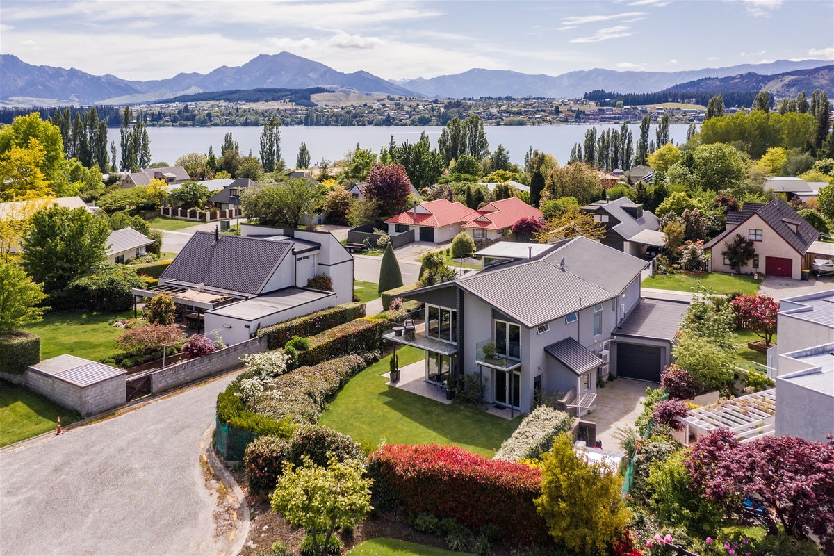 33 Sargood Drive, Wanaka - Carousel 1