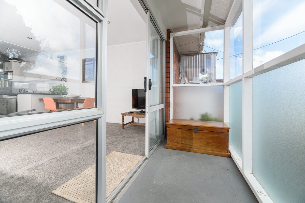 2/11 Alston Avenue, Kelston, Auckland - Carousel 2