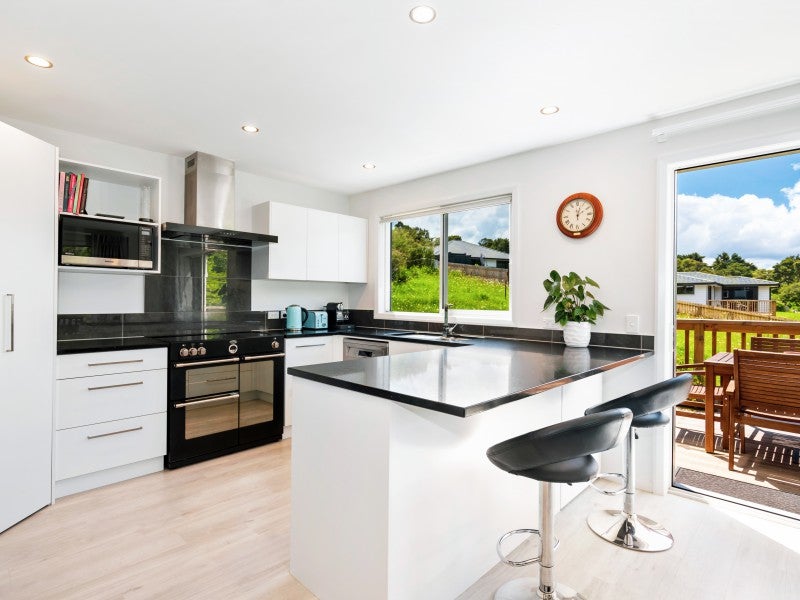 2 Walnut Grove, Kensington, Whangarei - Carousel 1