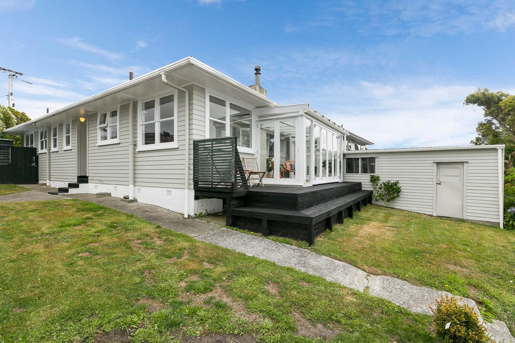 16 Diane Grove, Paparangi, Wellington - Carousel 2
