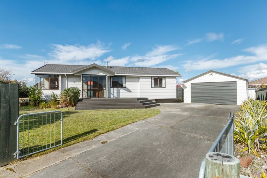16 Peppertree Glade, Kelvin Grove, Palmerston North - Carousel 1