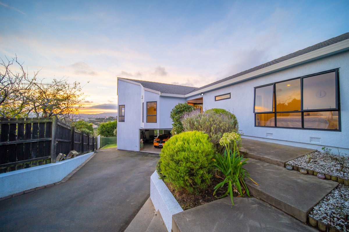21 Calvert Place, Shiel Hill, Dunedin - Carousel 1