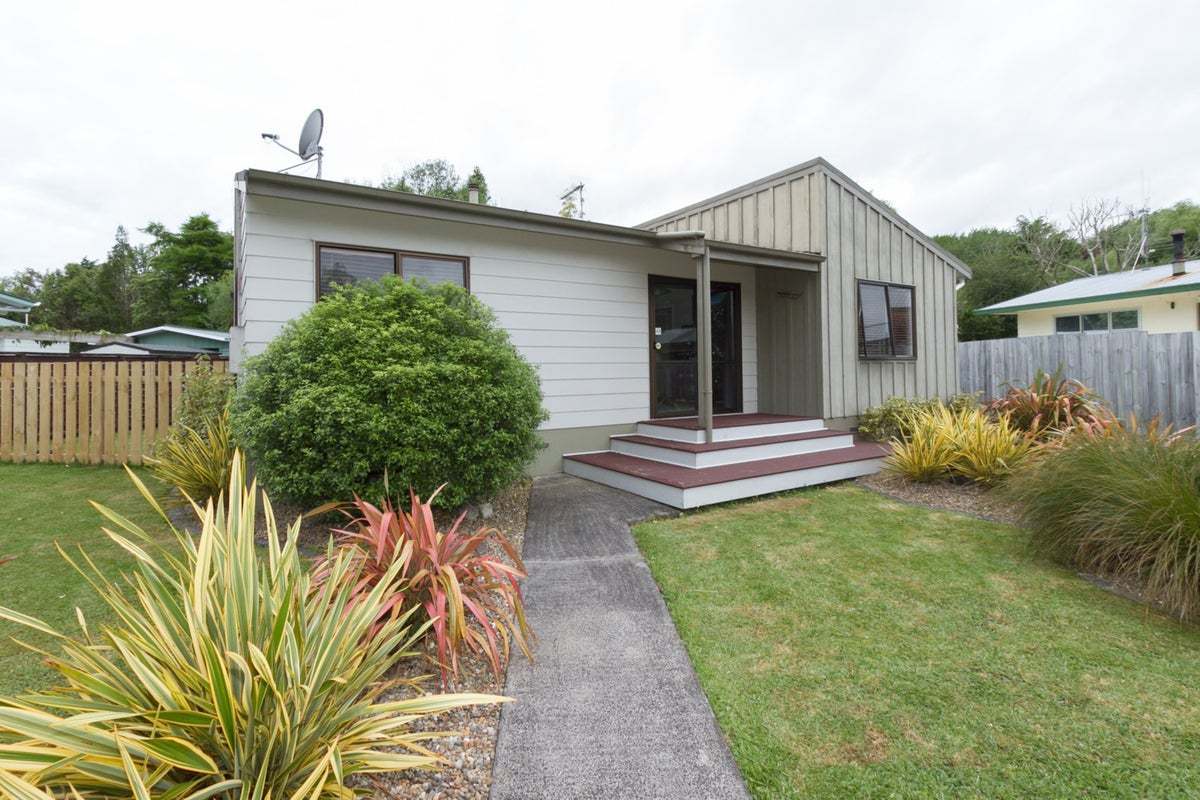 41 Exeter Street, Glenview, Hamilton - Carousel 2