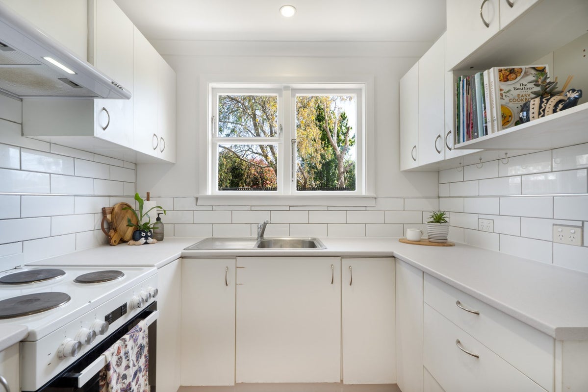 1/1 Karamu Street, Eastbourne, Lower Hutt - Carousel 1