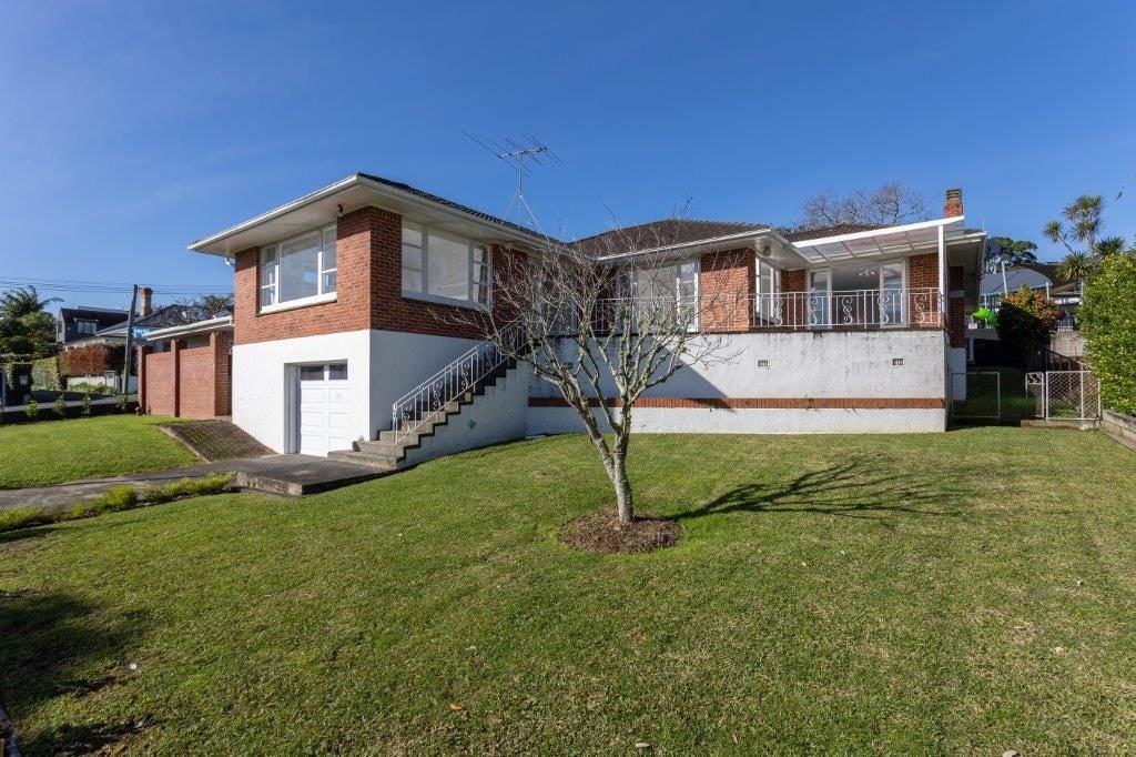 2 Saratoga Avenue, Herne Bay, Auckland - Carousel 1