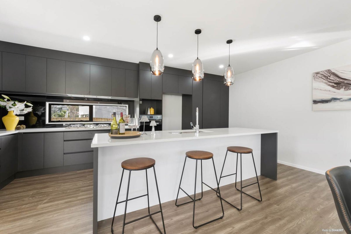 4B Wyoming Avenue, Murrays Bay, Auckland - Carousel 1