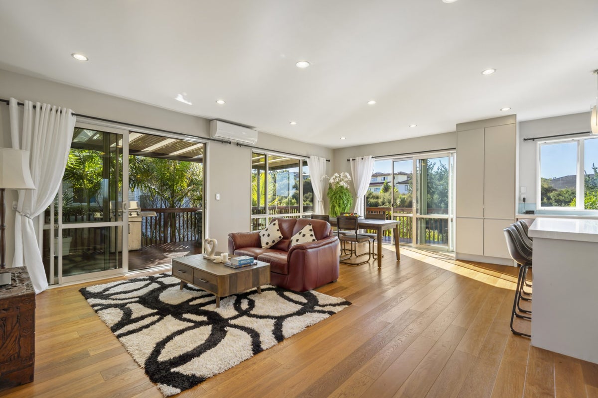 5 Bintulu Place, Fairview Heights, Auckland - Carousel 2