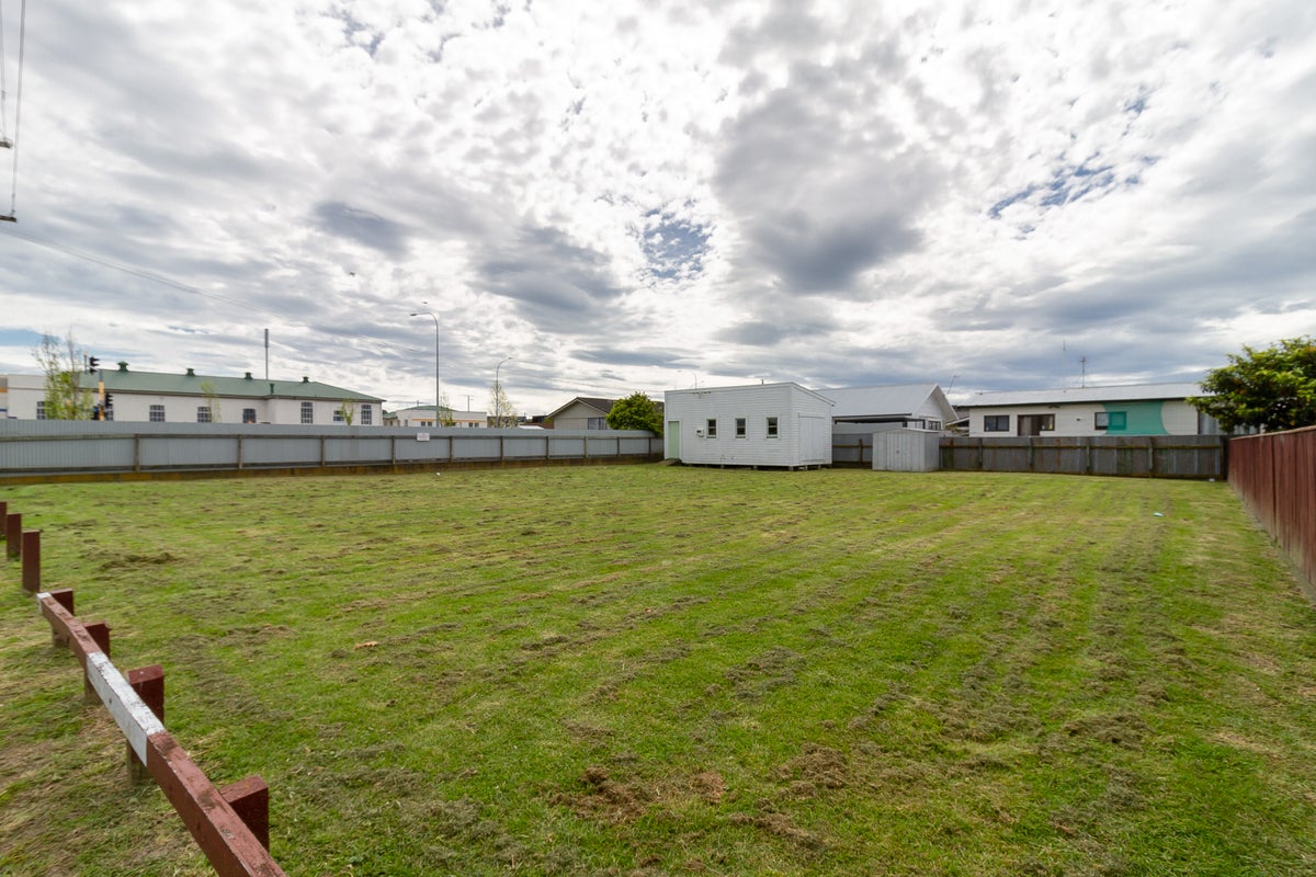 18 Meeanee Road, Taradale, Napier - Carousel 1
