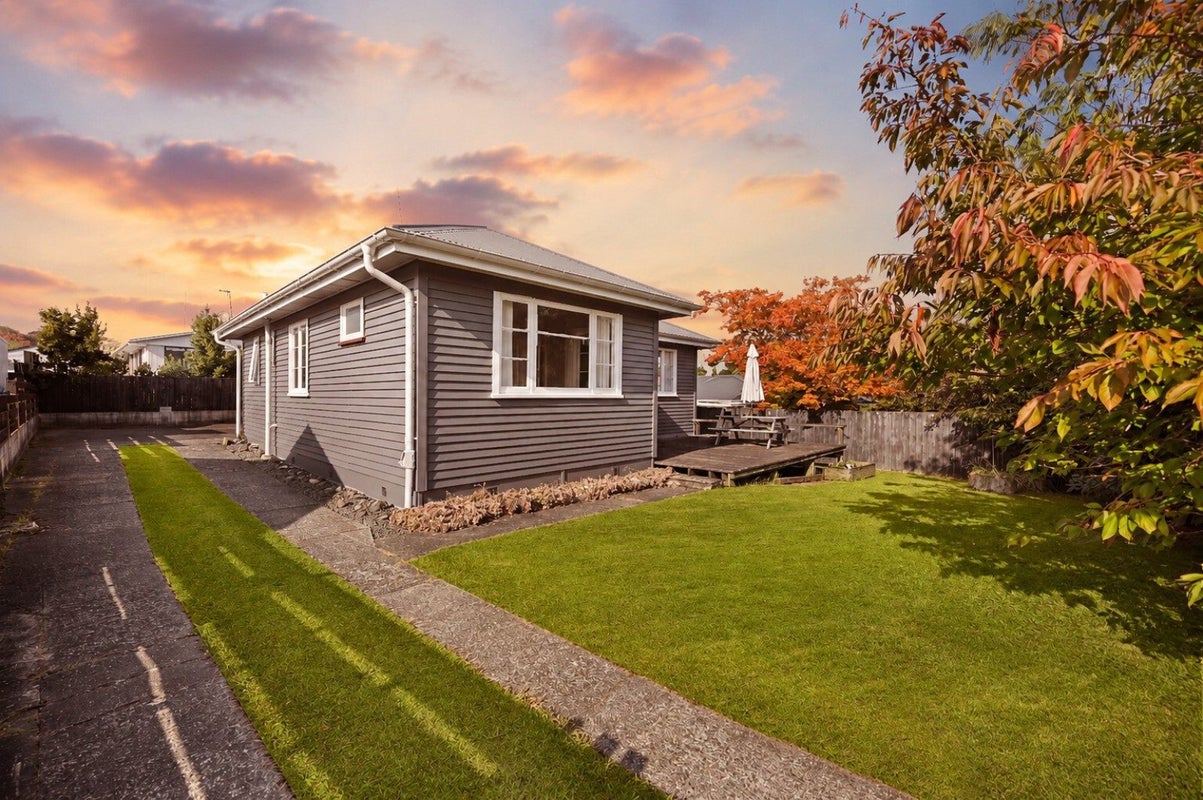 69 Pine Avenue, Melville, Hamilton - Carousel 1