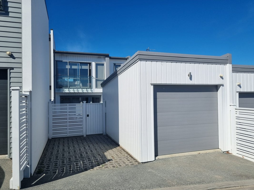 196 Seventh View Avenue, Beachlands, Auckland - Carousel 2