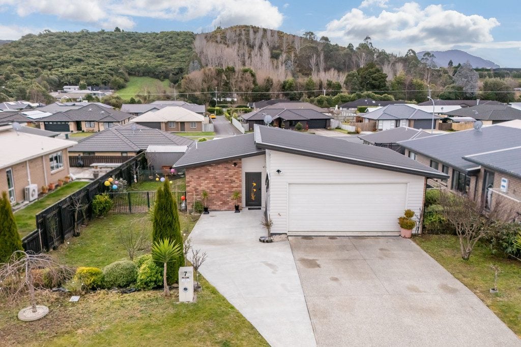 7 Diamond Grove, Brown Owl, Upper Hutt - Carousel 1