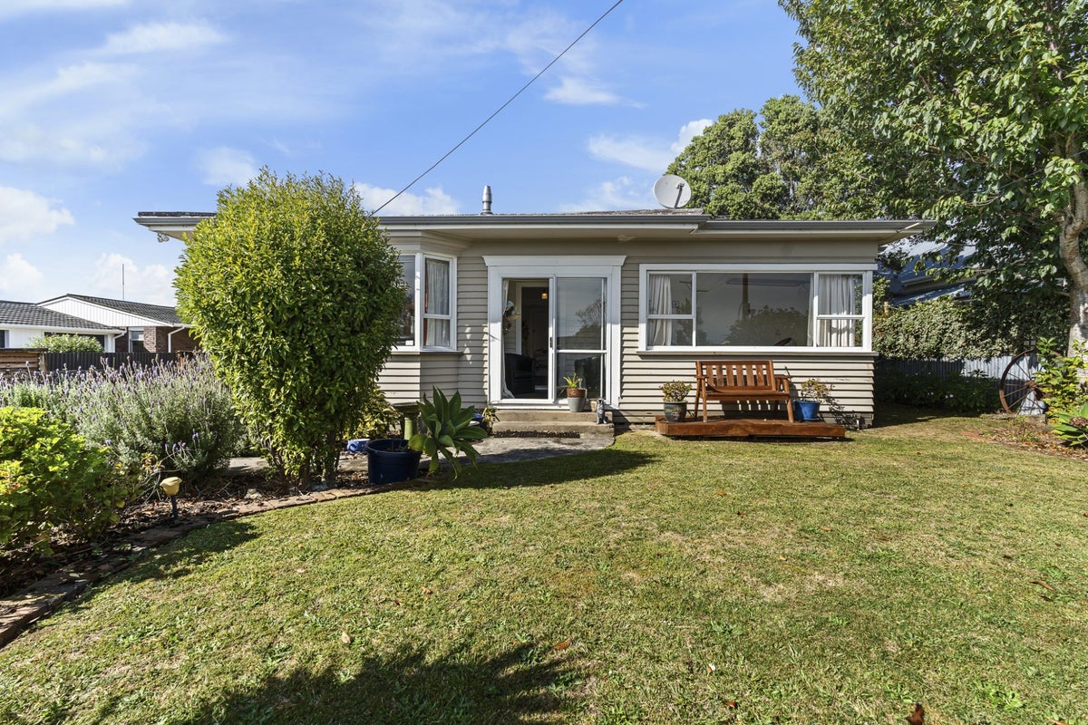 12 Rawhiti Street, Vogeltown, New Plymouth - Carousel 1