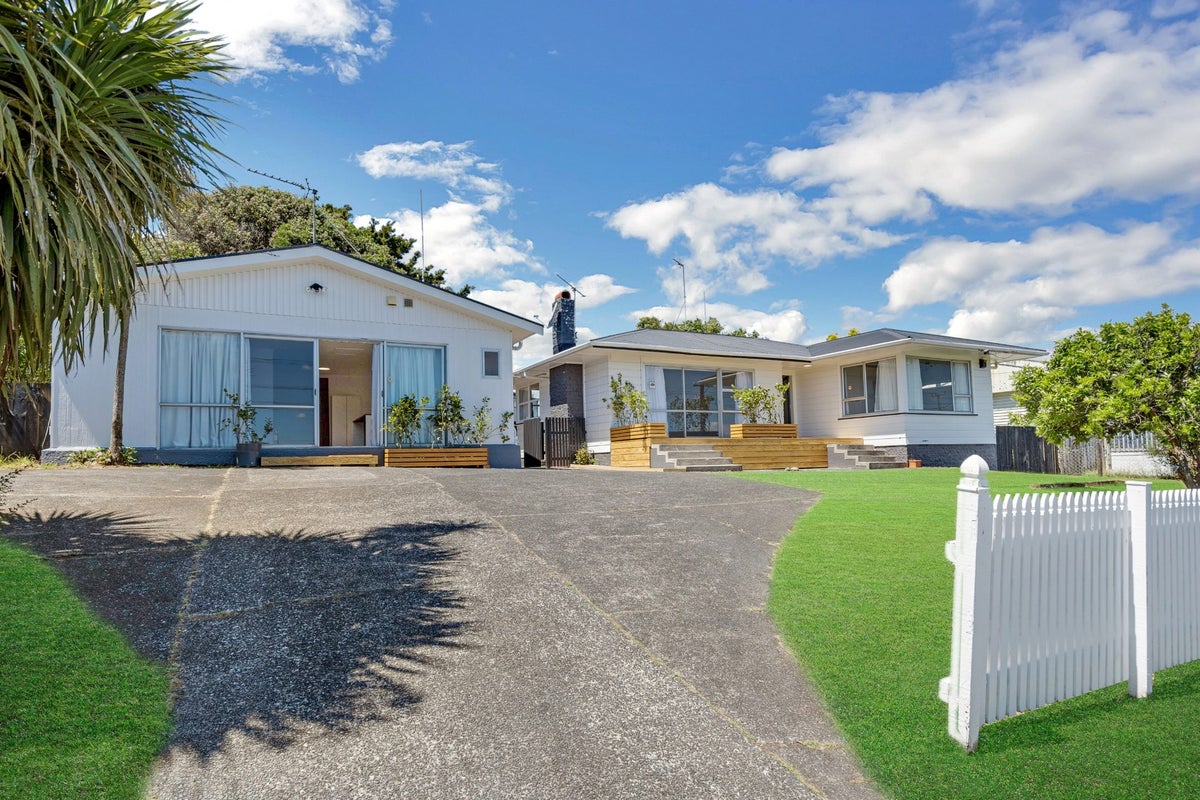 20 Ferguson Street, Manurewa East, Auckland - Carousel 1