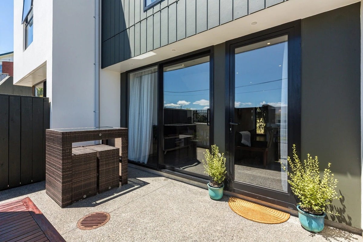 2/6 Oswald Crescent, Paparangi, Wellington - Carousel 2