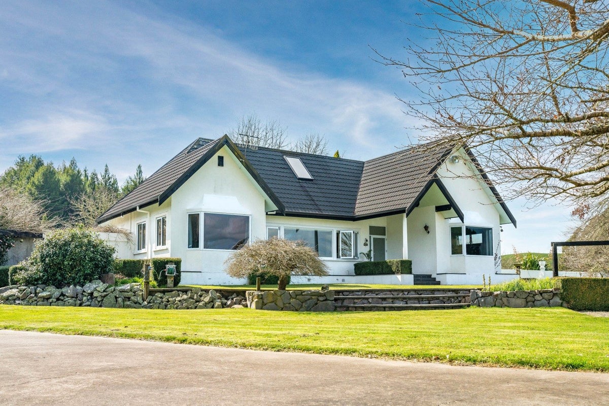 607 State Highway 1, Wairakei, Taupo - Carousel 1